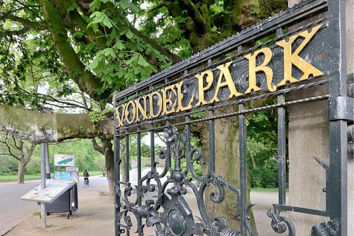 sokakta bir bankın bulunduğu bir parkın tabelası