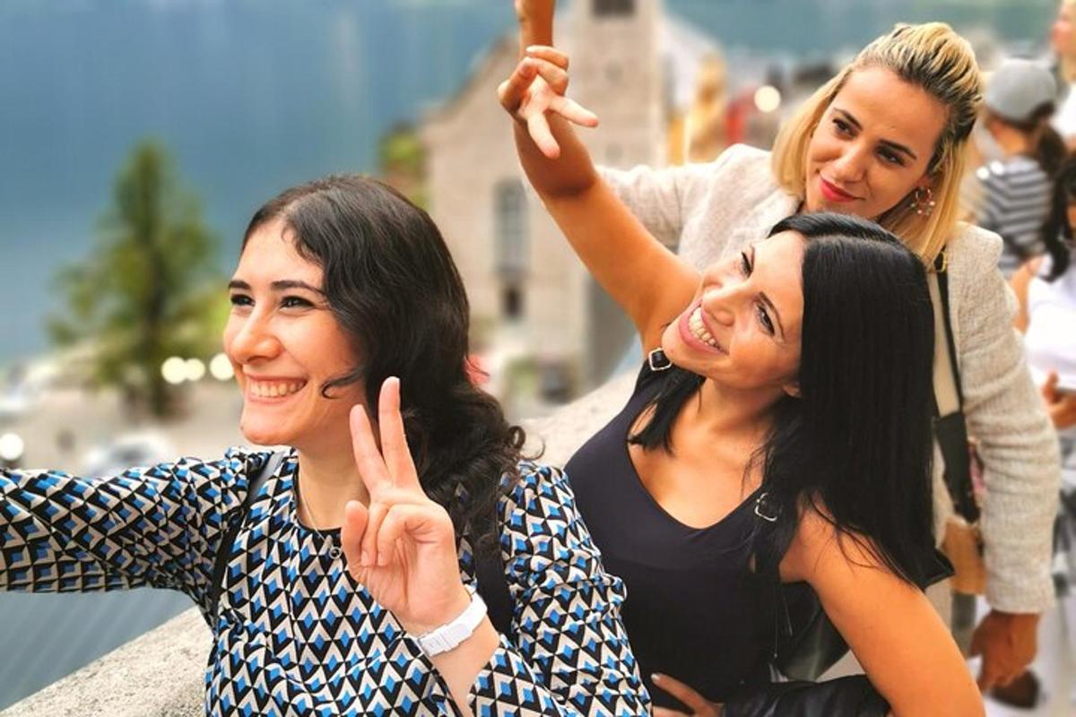kolmest naisest koosnev grupp poseerib pildi jaoks