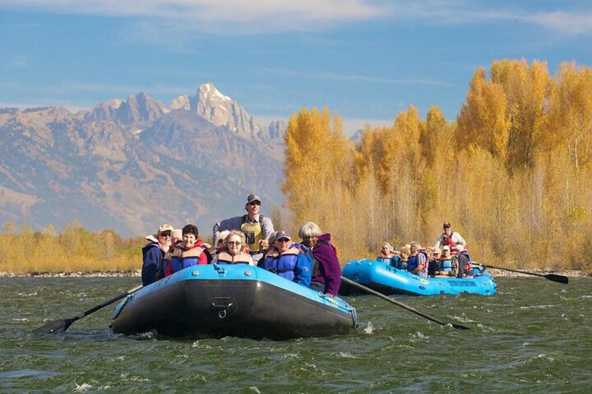 Un grupo de personas está haciendo rafting en un río.