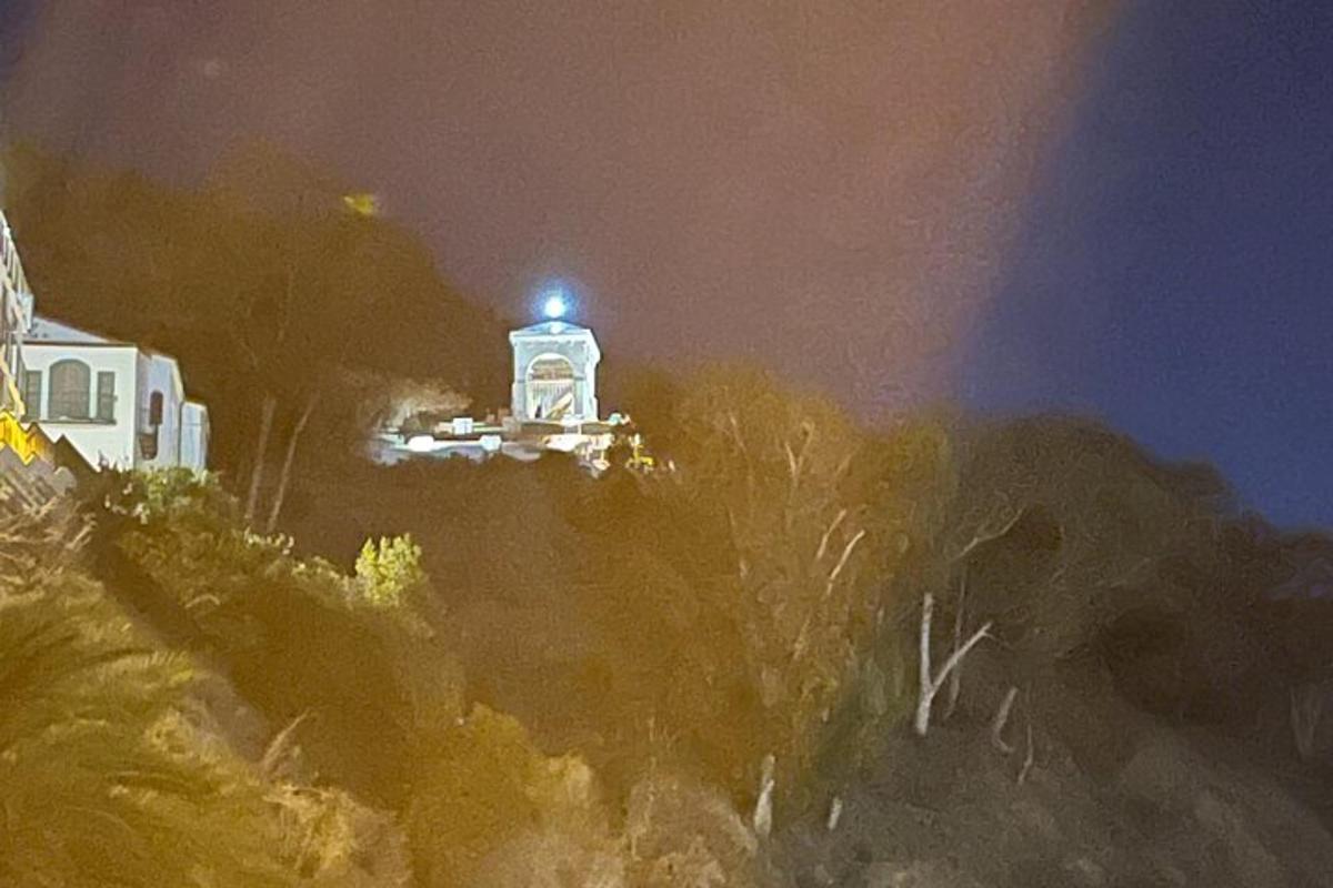 בניין עם אור כחול על ראש עץ