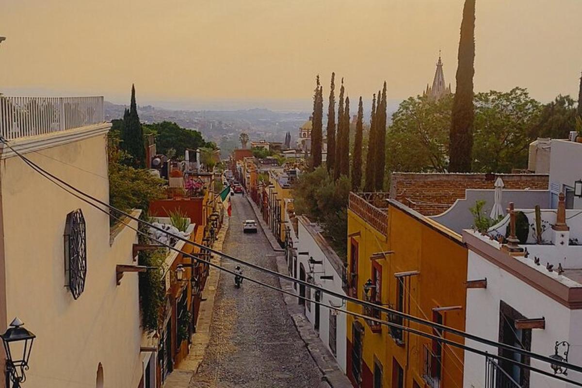 Una vista de una calle de la ciudad con edificios.
