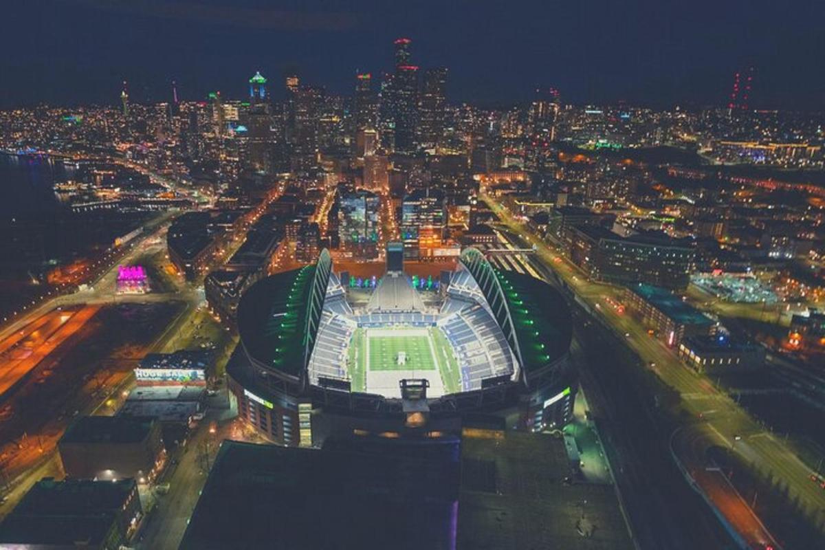 una vista di uno stadio di calcio di notte