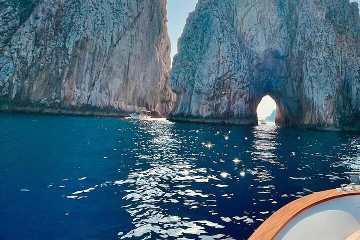 um barco na água em frente a uma montanha