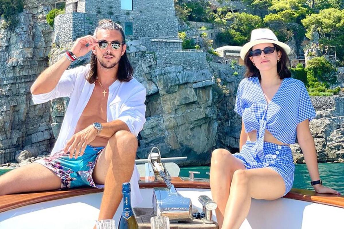 um homem e uma mulher sentados em um barco