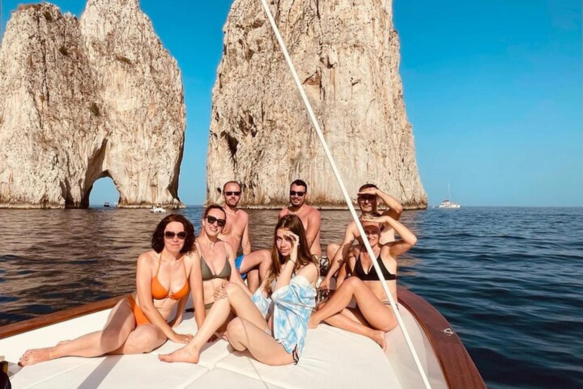 um grupo de pessoas sentadas em um barco na água