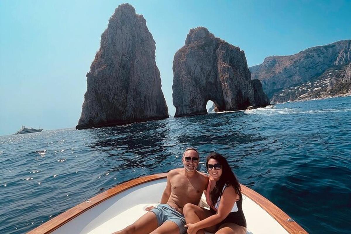 um homem e uma mulher sentados em um barco na água