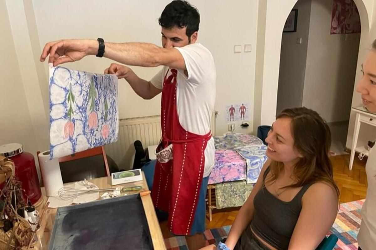 un uomo con un grembiule rosso sta cercando di mettere