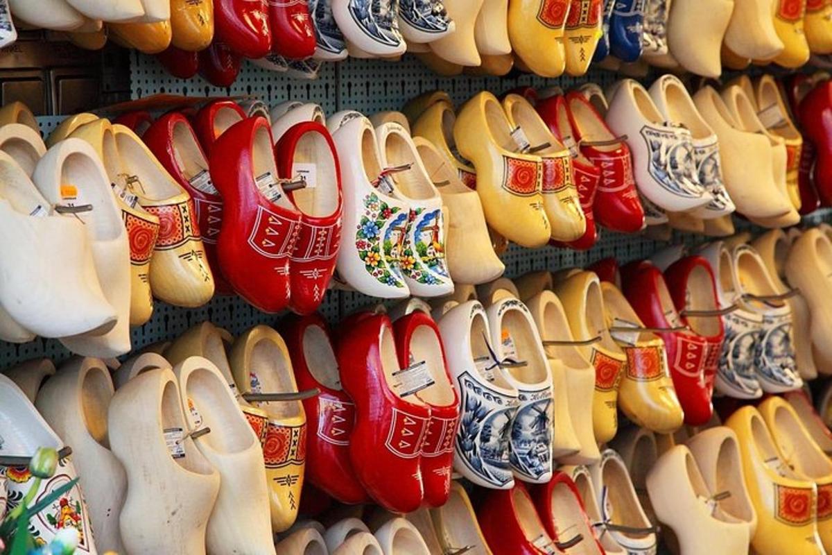 Un montón de zapatos están alineados en una pared