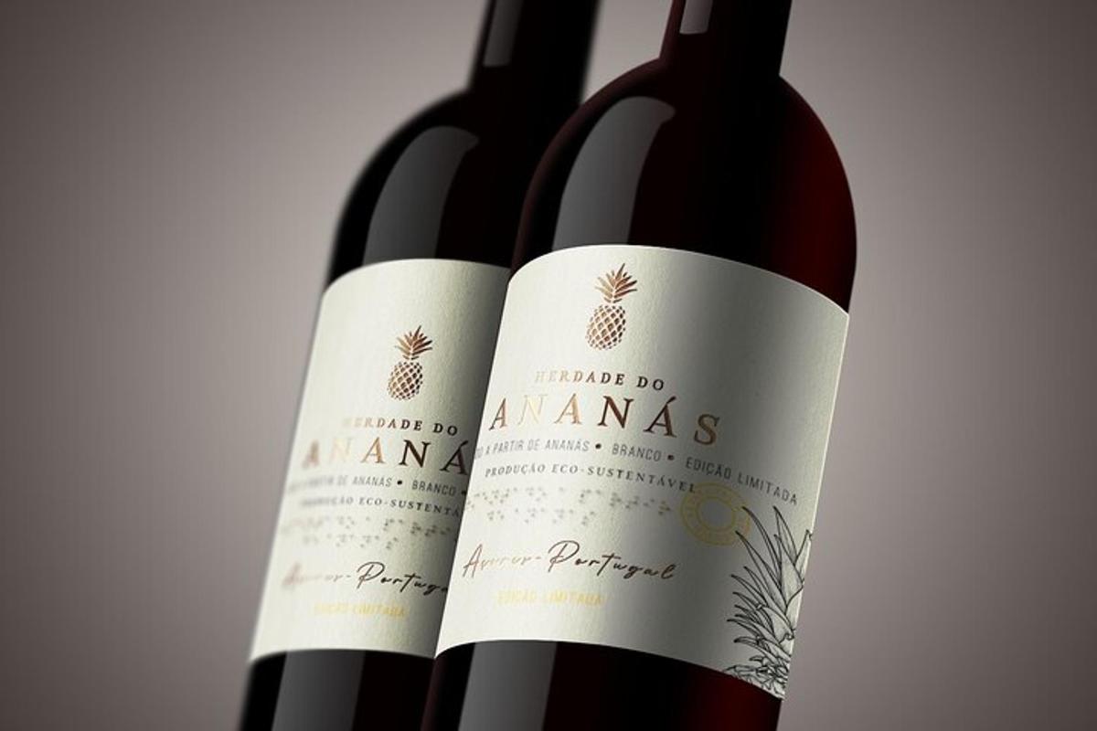 due bottiglie di vino sedute una accanto all'altra