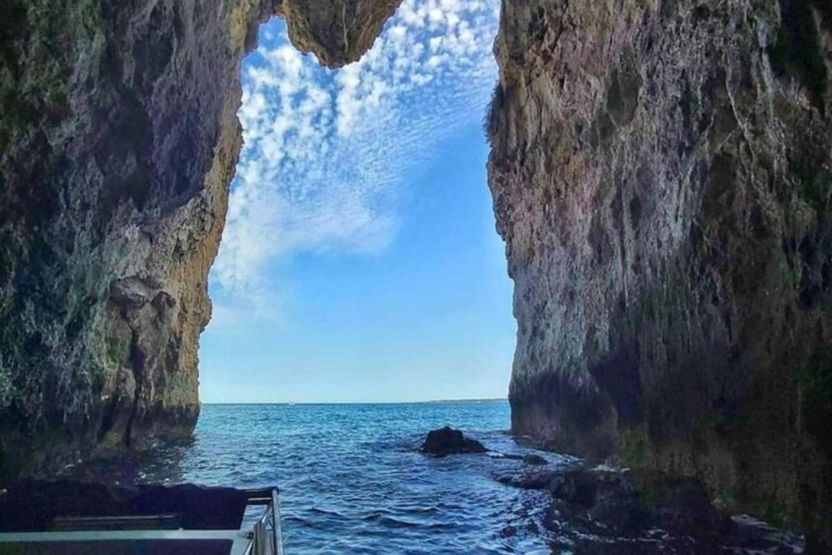 una vista de l'oceà des de l'interior d'una cova