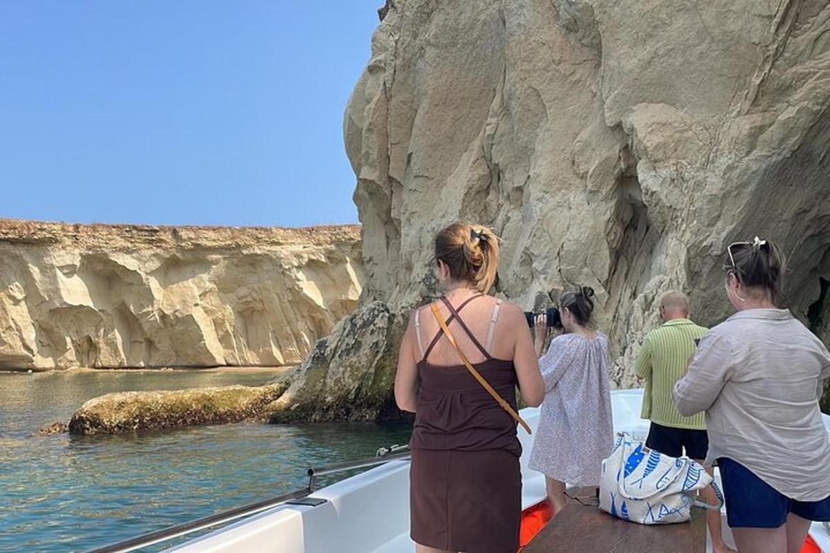 un grup de persones en un vaixell a l'aigua