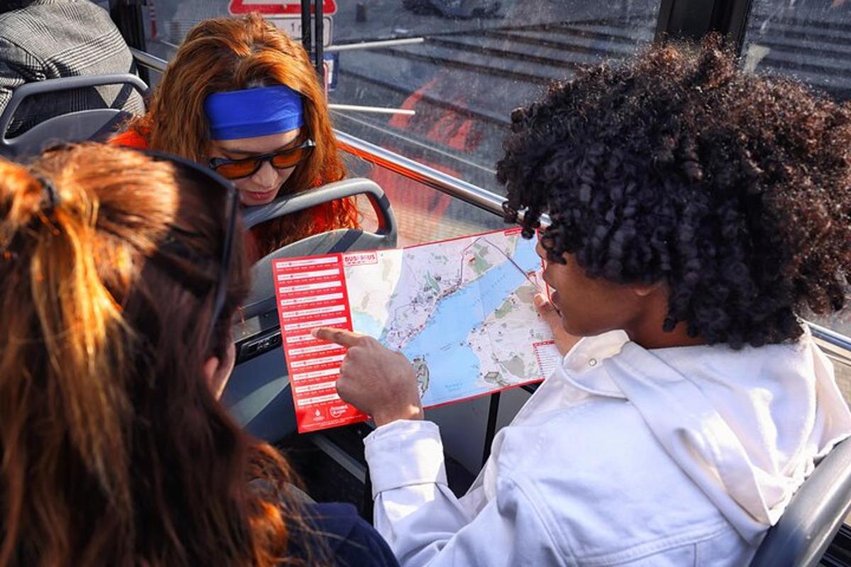 un gruppo di persone su un autobus che guardano una mappa