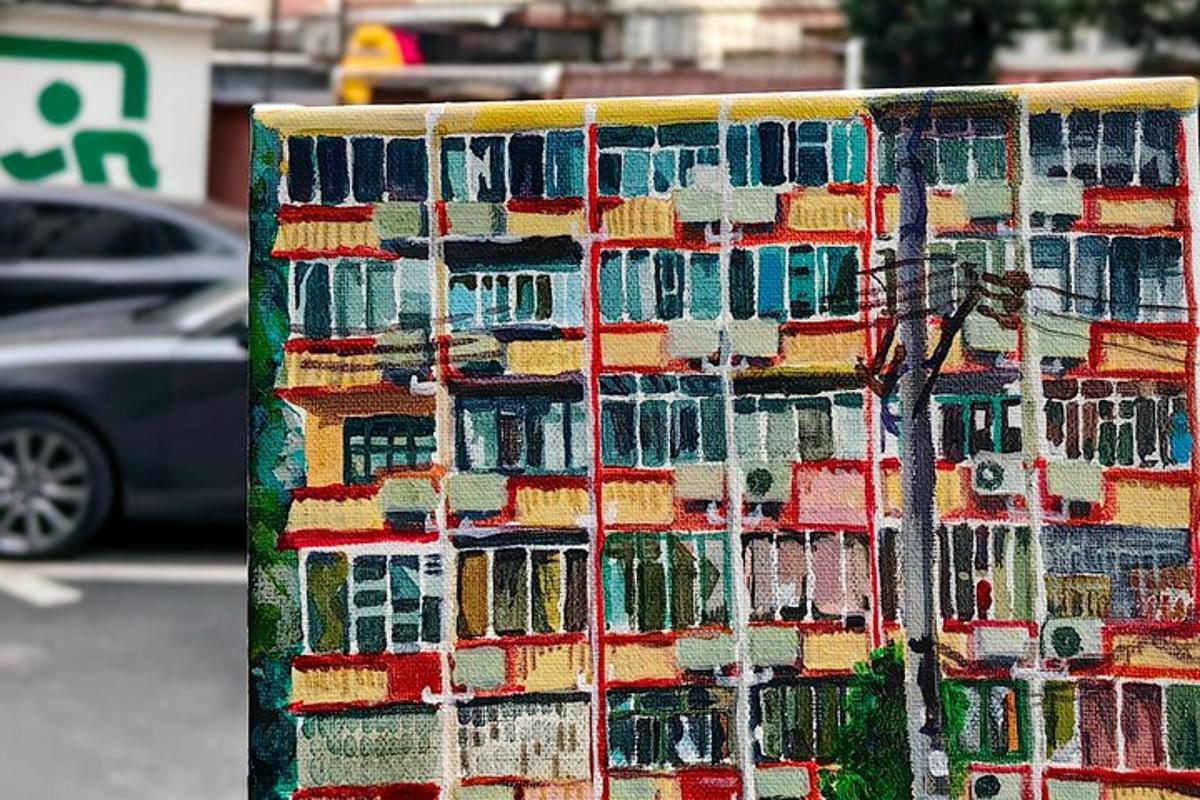 een collage van gebouwen aan de kant van een straat