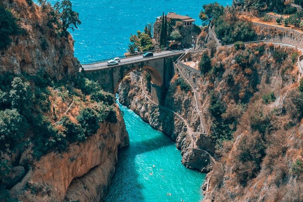 eine Brücke über einen Fluss mit einer Straße darauf