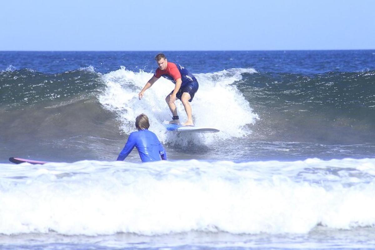 un bărbat călărind un val pe o placă de surf în ocean