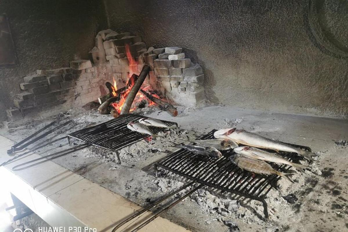 een stenen oven met wat eten erin dat kookt