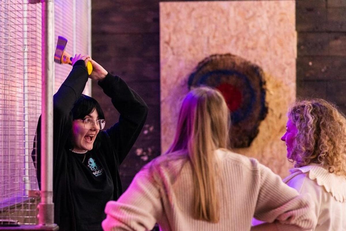 žena stojící před zrcadlem a držící fén