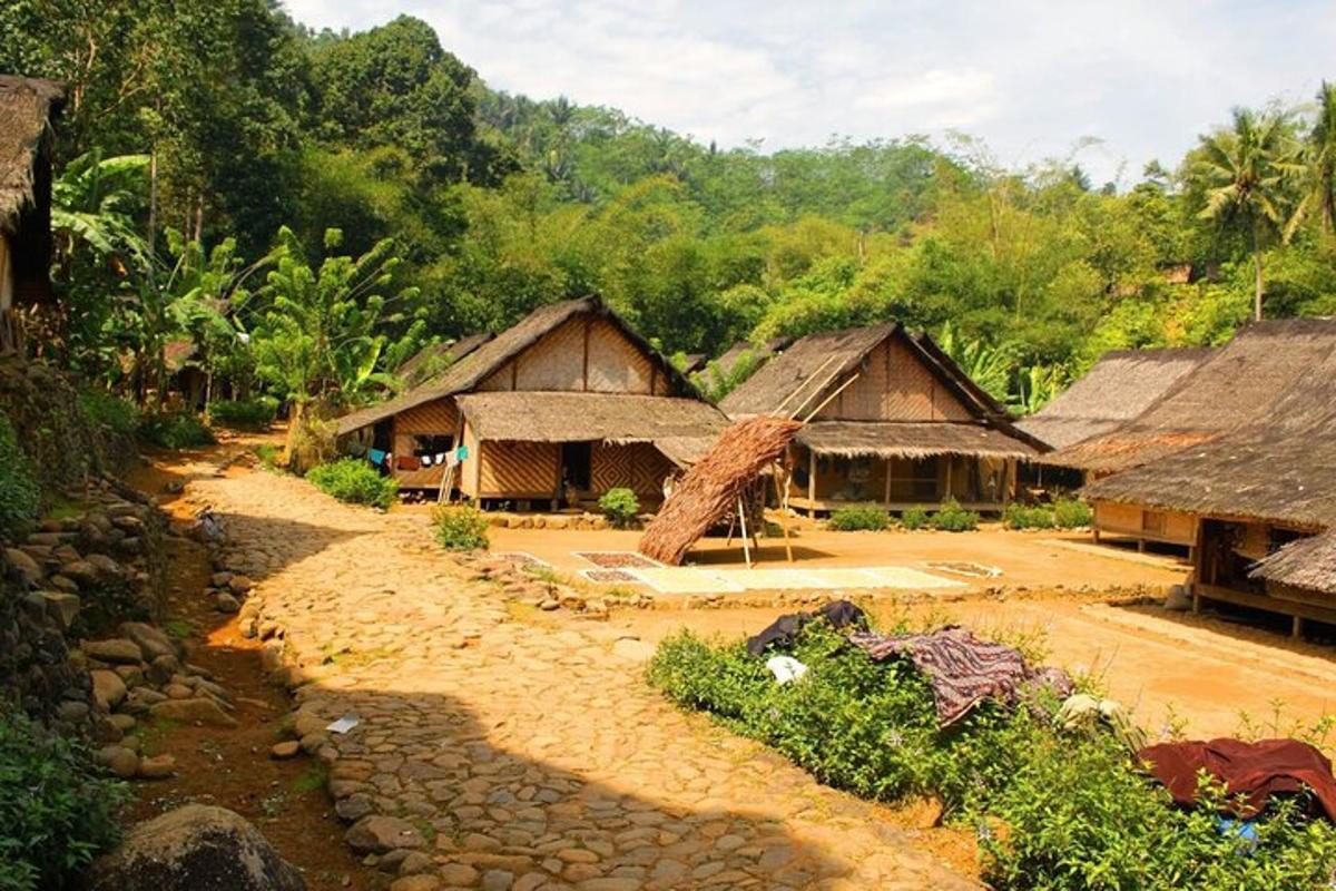 một nhóm túp lều trong một ngôi làng bên cạnh một con sông