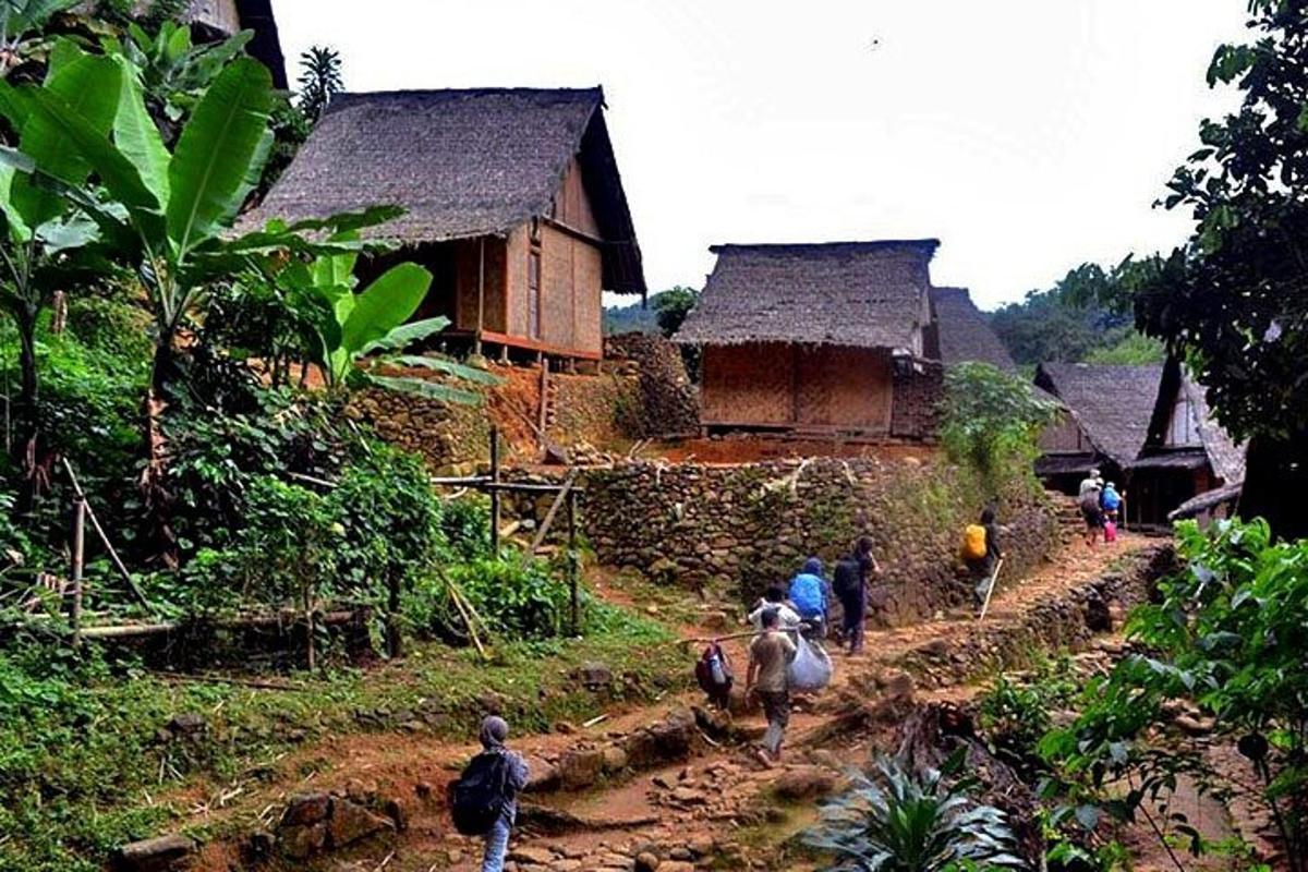 một nhóm người đang đi bộ trên một con đường đất