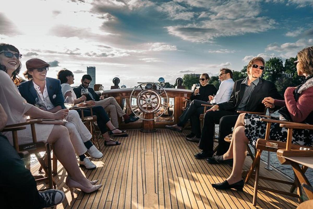 um grupo de pessoas sentadas no convés de um barco