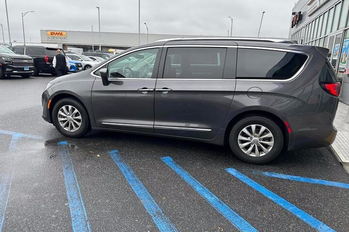 srebrny van zaparkowany na parkingu