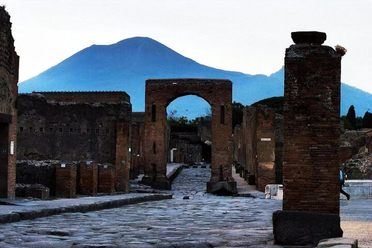 山を背景にした古代の建物の遺跡