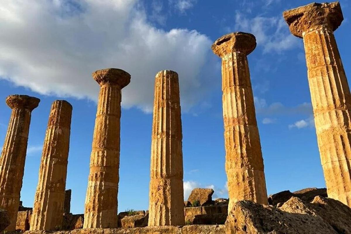 un grup de columnes antigues en un turó