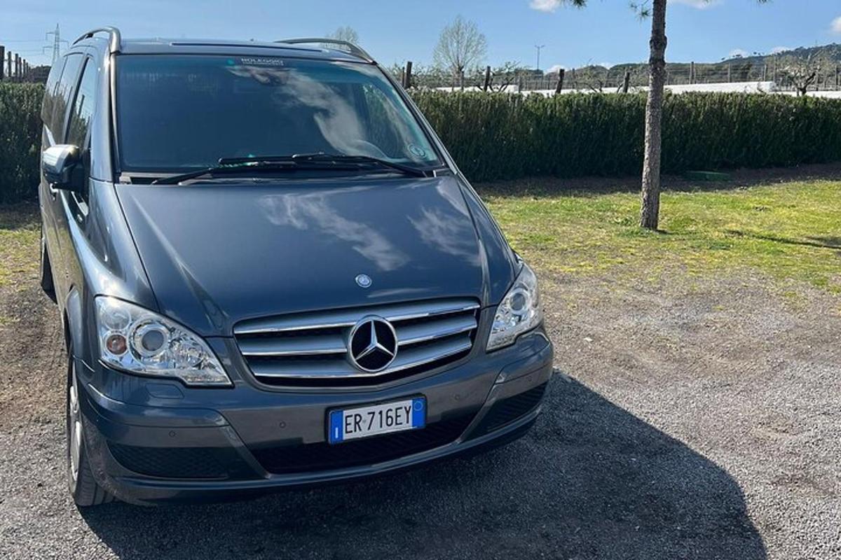 strieborné auto zaparkované na parkovisku