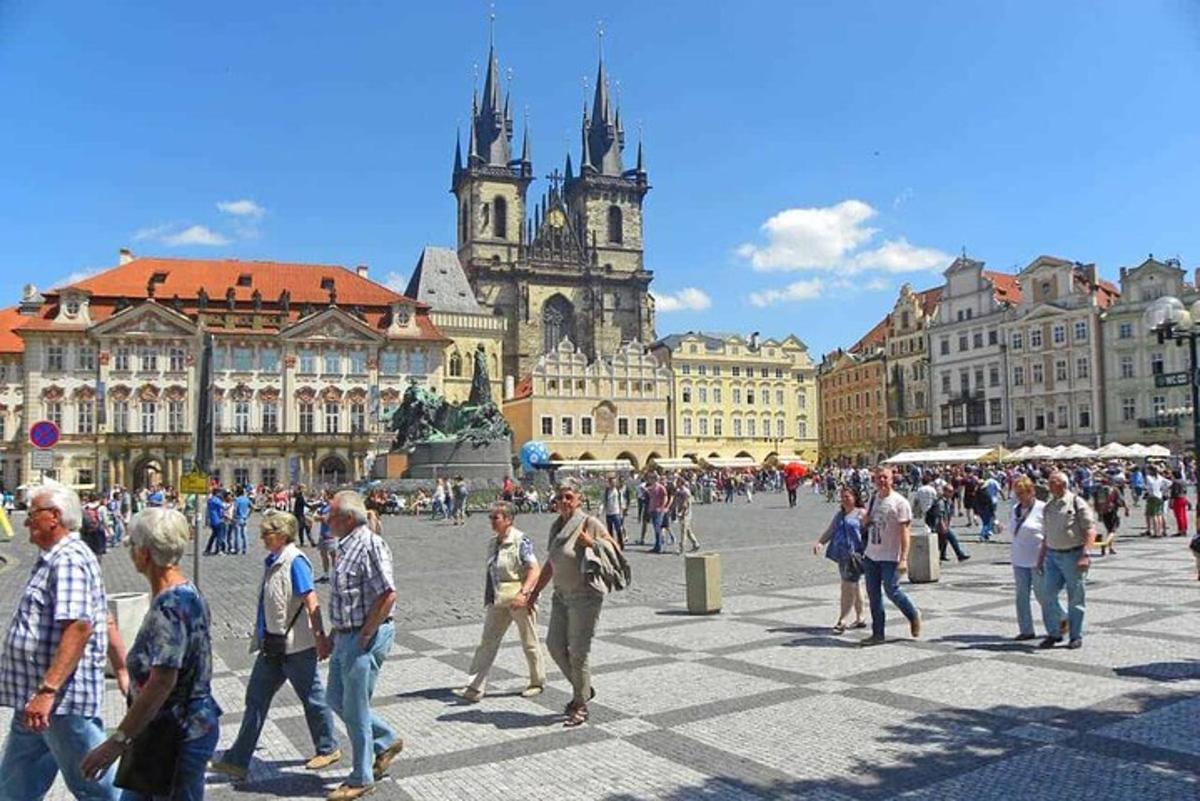 skupina ľudí kráčajúcich po námestí v meste