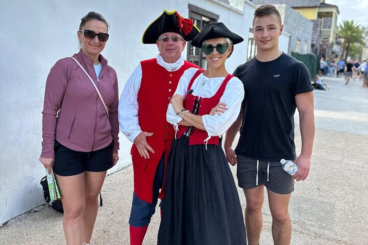 skupina ljudi, ki stojijo drug ob drugem
