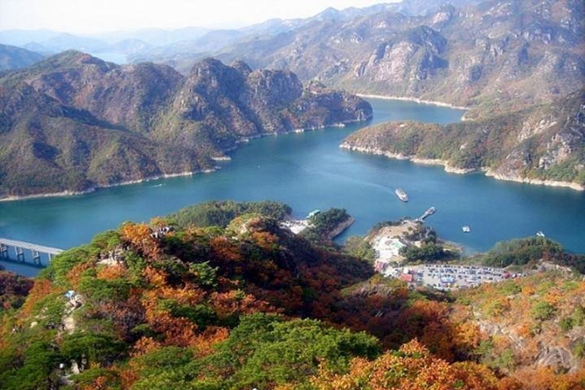 una vista di un lago in mezzo a una montagna