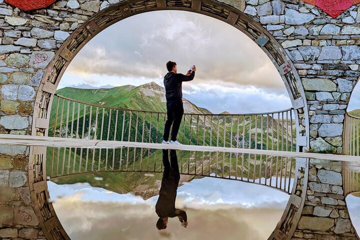 un home dret sobre un pont amb un reflex a l'aigua