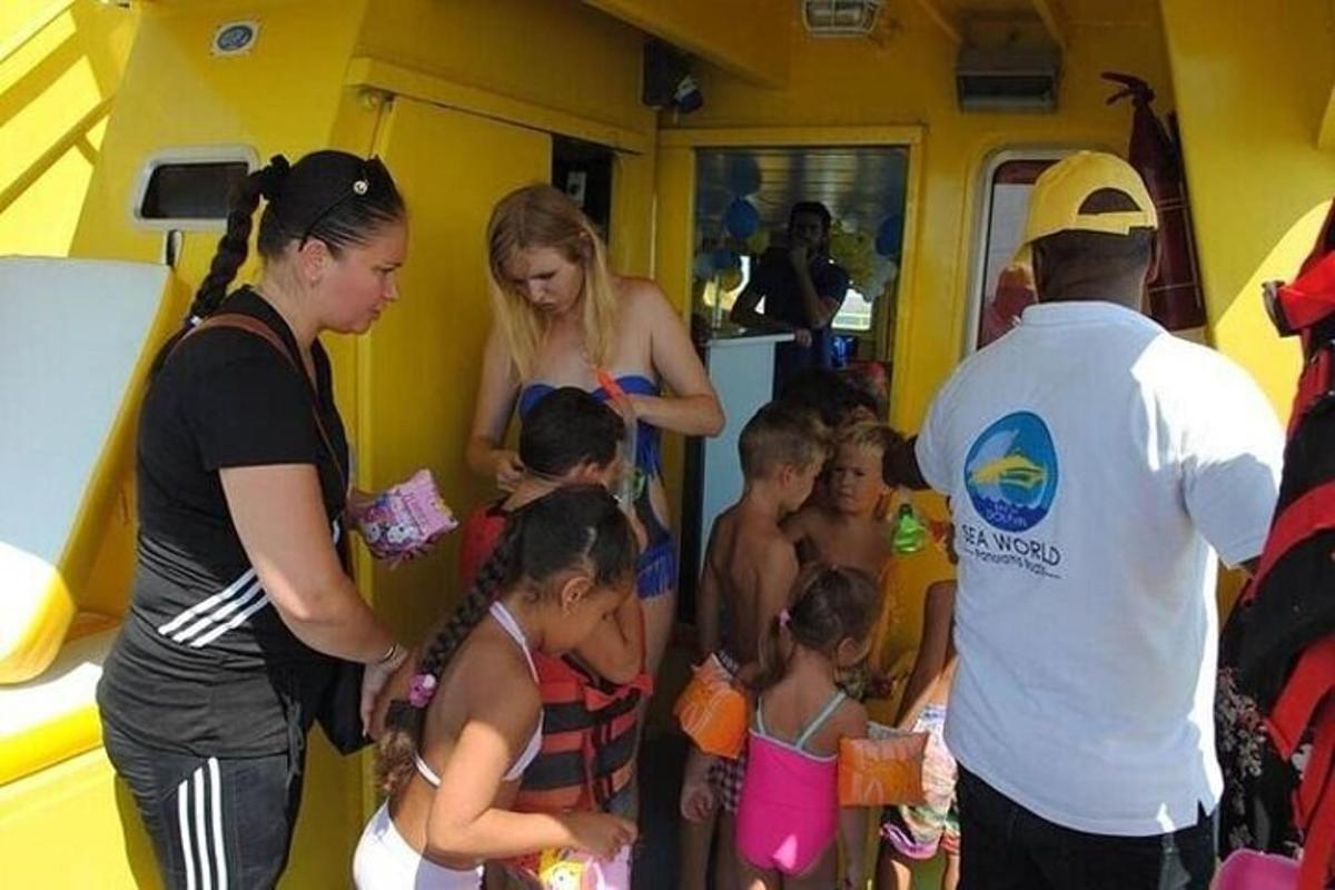 sekelompok anak-anak berdiri di sebuah ruangan bersama orang-orang