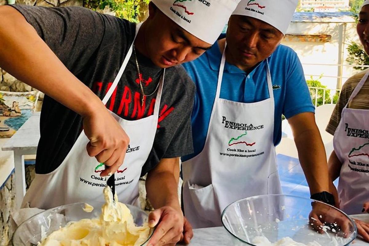 dois homens em uma cozinha preparando comida em uma tigela