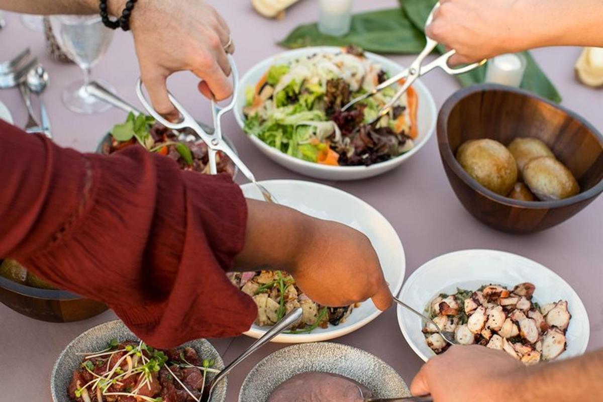 Un grupo de personas comiendo comida en una mesa.