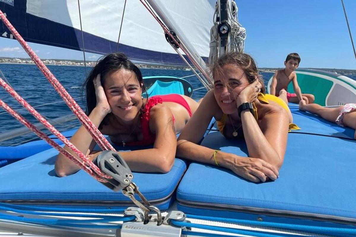 Dos chicas tumbadas en una balsa en un barco