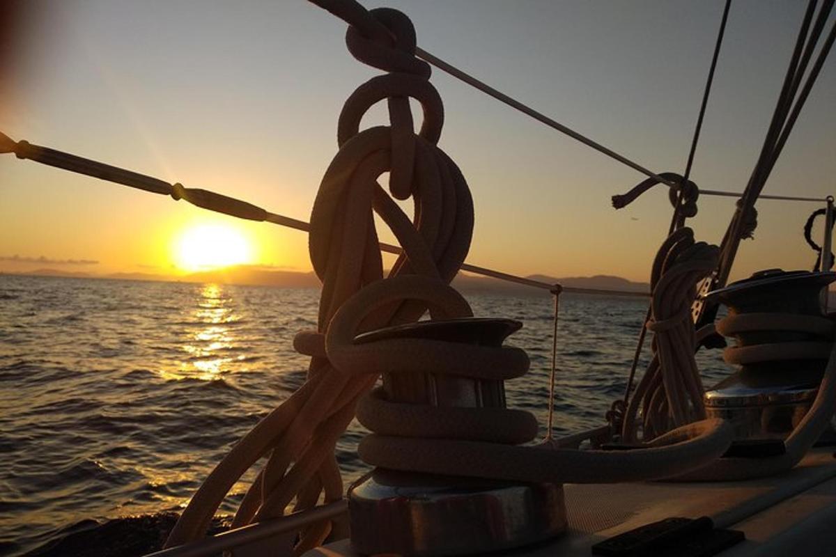 ein Blick auf den Sonnenuntergang vom Deck eines Bootes
