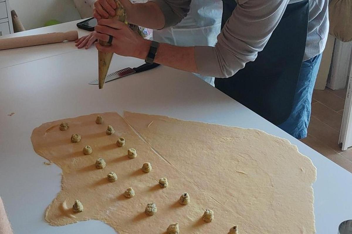 uma pessoa amassando massa em cima de uma mesa