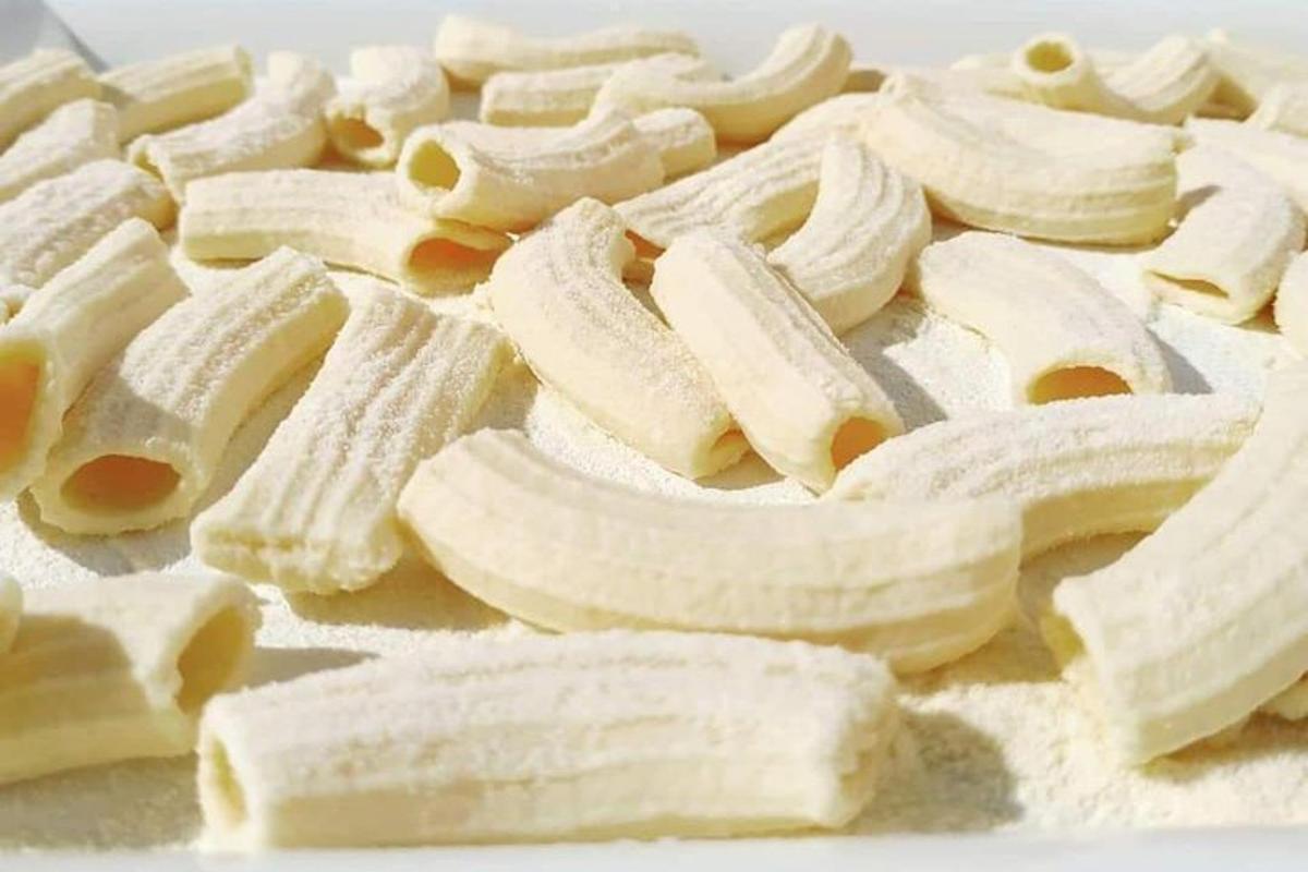 uma pilha de fatias de banana descascadas sobre uma mesa