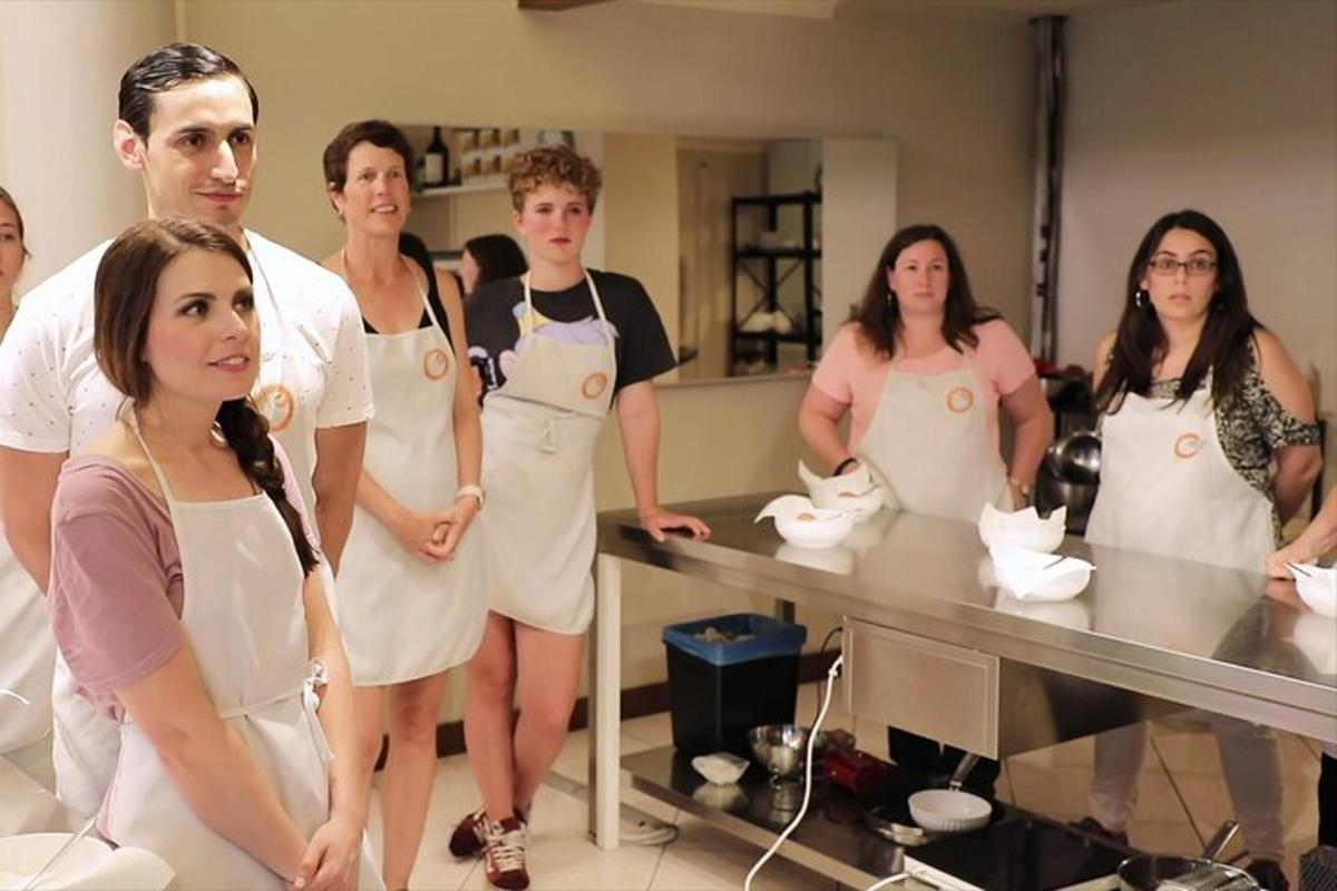 un groupe de personnes debout autour d'un comptoir dans une pièce
