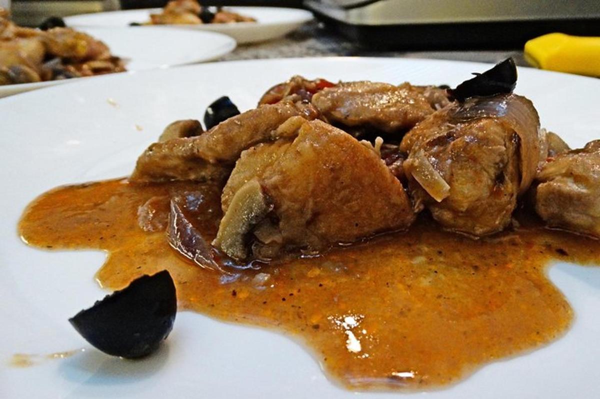 um prato branco de comida com carne e molho