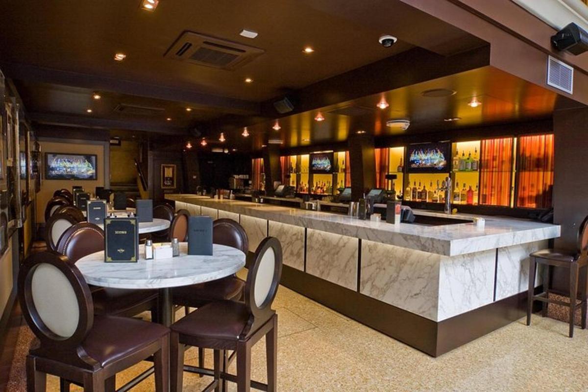 một nhà hàng có bàn ghế và quầy bar