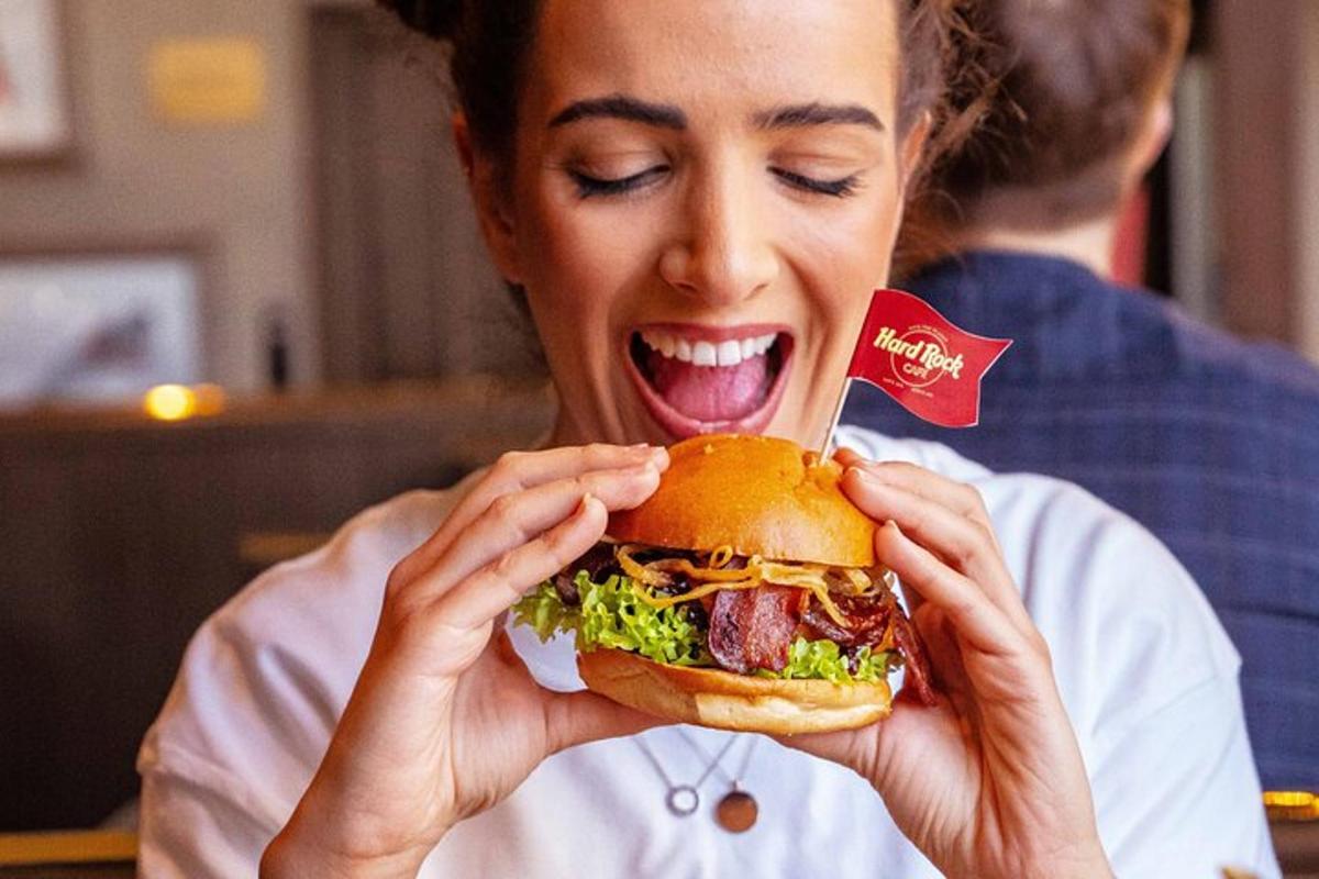 Una mujer está comiendo un sándwich con las manos.