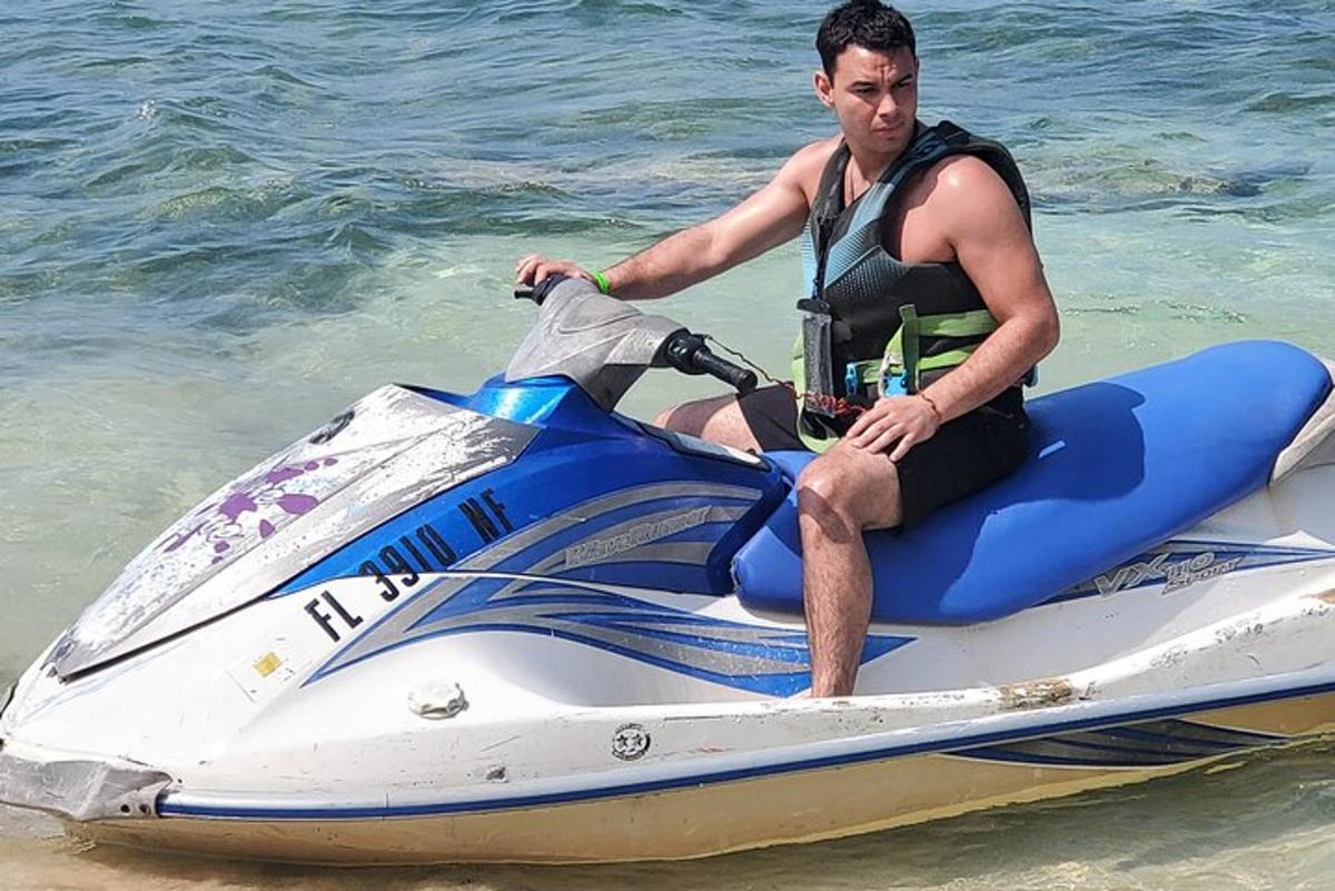 seorang lelaki duduk di atas jet ski di dalam air