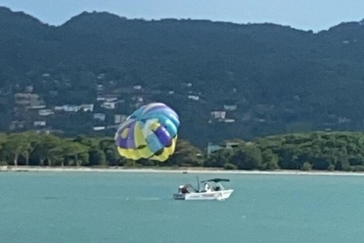 bot di dalam air dengan belon besar