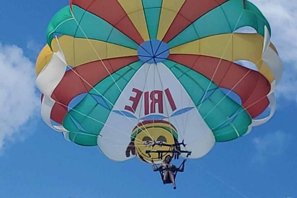 belon udara panas berwarna-warni terbang di langit