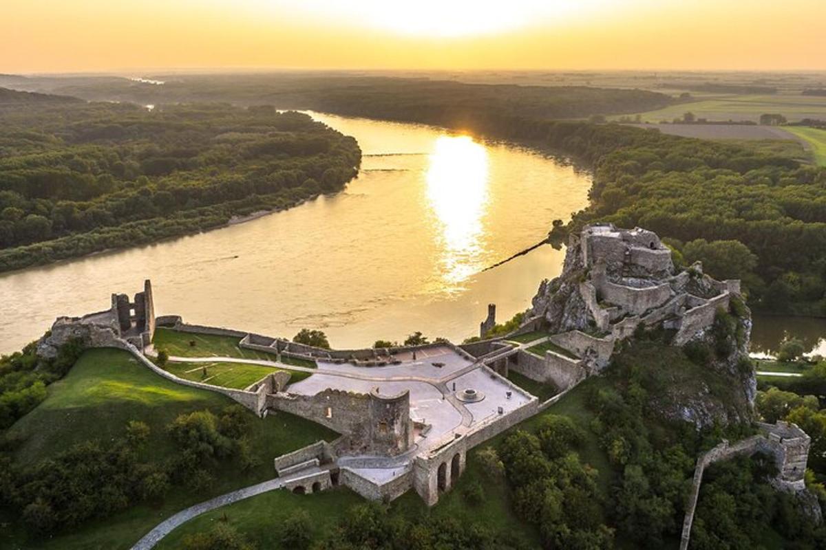 starý hrad na kopci u řeky