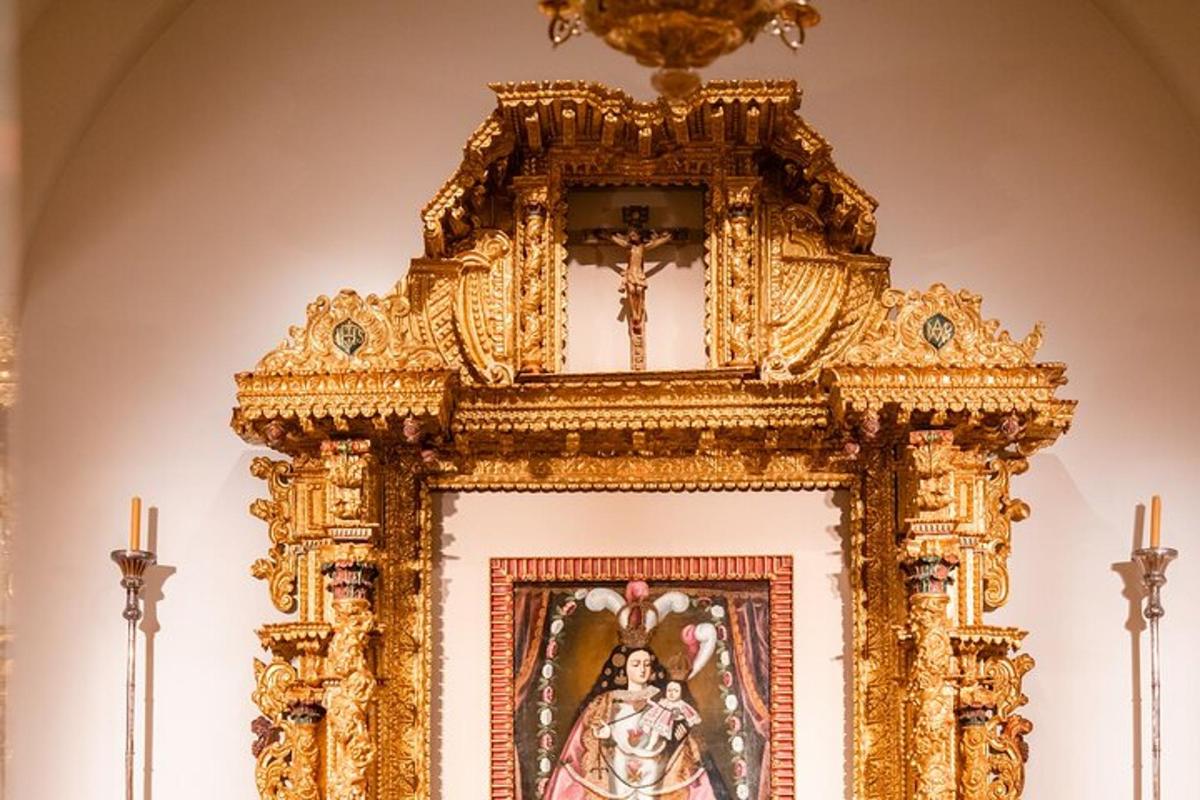 ein goldener Altar mit einem Bild eines Kruzifixes