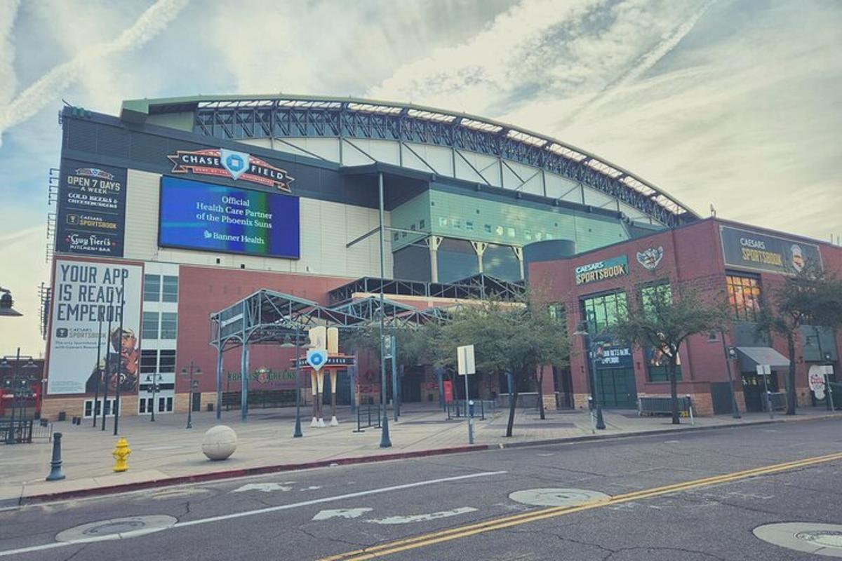 stadium besbol dengan kubah besar di atasnya