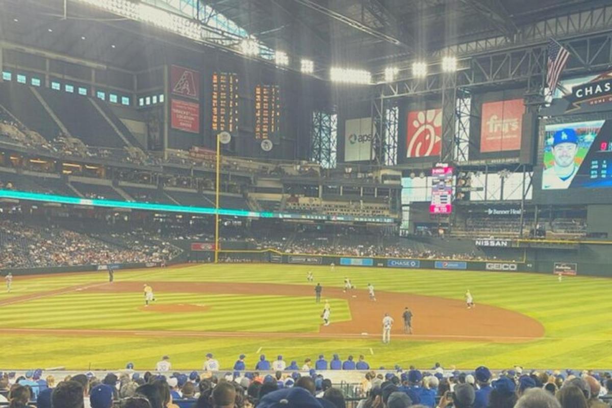 Una multitud de personas viendo un partido de béisbol en un estadio.